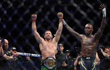 Du Plessis : "Adesanya est l'un des plus grands cogneurs de l'histoire du MMA