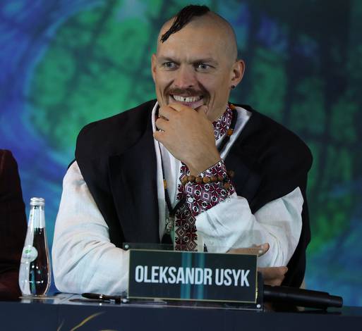 Усик пришел на пресс-конференцию в образе казака (фото+видео)