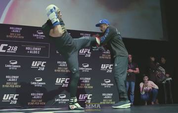 Участники UFC 218 провели открытые тренировки (видео)