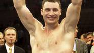 Украинец Виталий Кличко празднует победу над британцем Дэнни Уильямсом техническим нокаутом в восьмом раунде