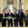 Poroshenko meets with the legends of boxing 2