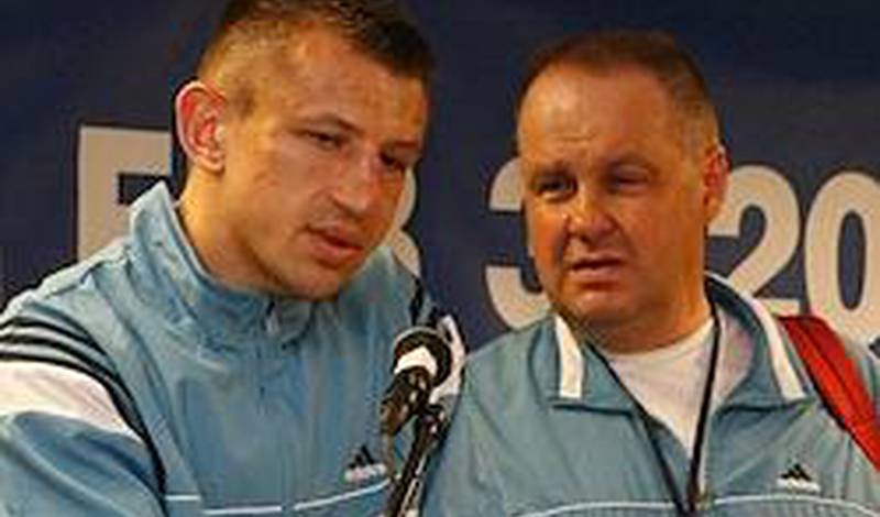 Томаш Адамек со своим тренером на пресс-конференции после поединка