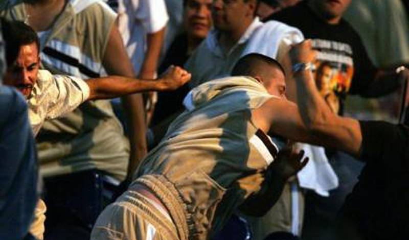 Члены команды Фернандо Варгаса дерутся с болельщиками после боя