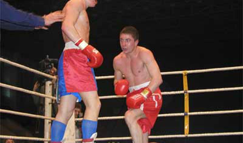 Алексей Васильев подскальзывается на настиле ринга