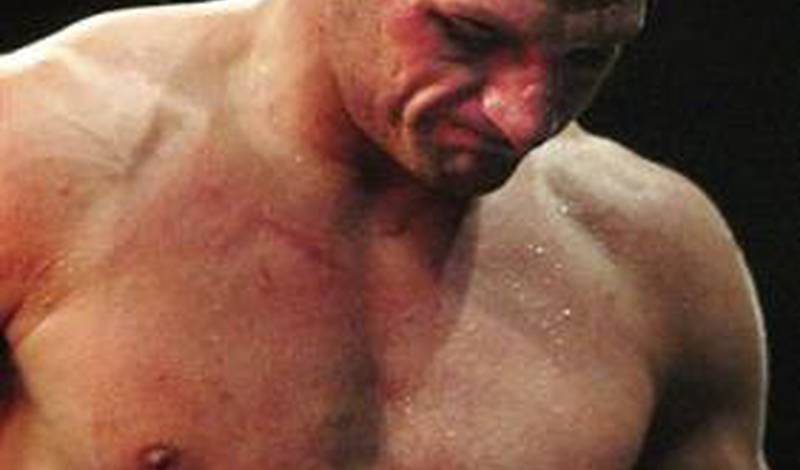 Анджей Голота идет с ринга после объявления его поражения