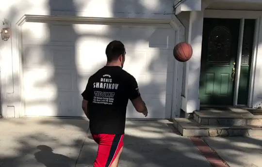 Гассиев набивает баскетбольным мячом