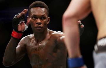 Le commentateur de l'UFC a réagi aux larmes d'Adesanya