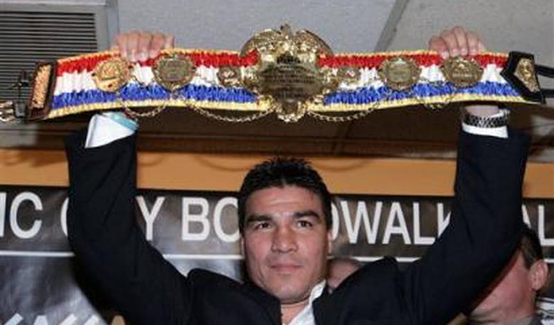 Карлос Бальдомир с поясом чемпиона журнала "Ринг"