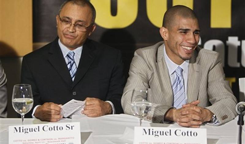 Мигель Котто со своим отцом на пресс-конференции в Нью-Йорке