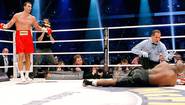 Дуис Пабон отсчитывает нокдаун Мормеку в бою с Кличко