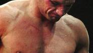 Анджей Голота идет с ринга после объявления его поражения