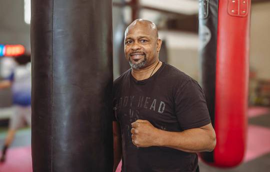 El ex campeón Shannon Briggs elige audazmente al ganador en el combate soñado entre Mayweather y Jones Jr: "No hay comparación"