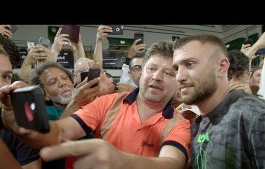 Ломаченко продолжает пресс-тур перед боем с Кэмпбеллом (видео)