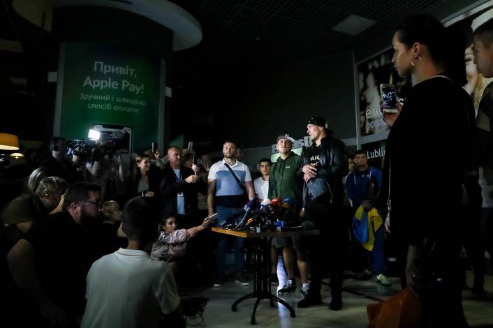 Усик прибыл в Украину после победы в финале WBSS (фото + видео)
