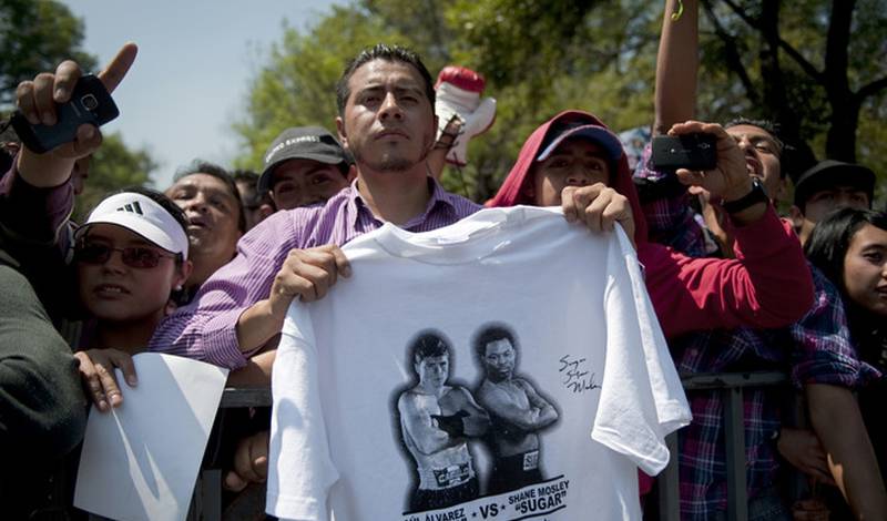 Боксерский фан с футболкой с изображением Сауля Альвареса и Шейна Мозли