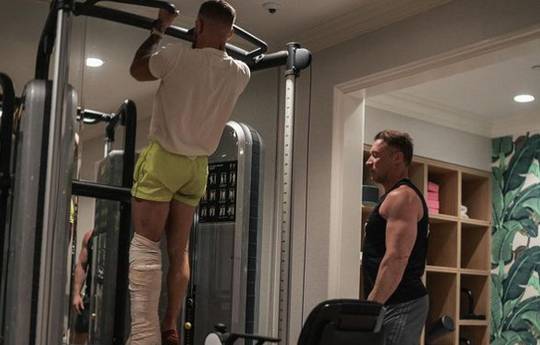 McGregor returns to gym despite the fracture