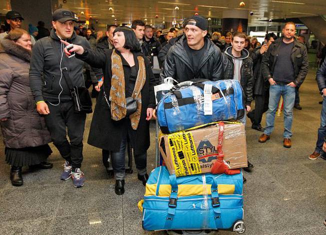 Александр Усик с командой прибыл в Украину (фото)