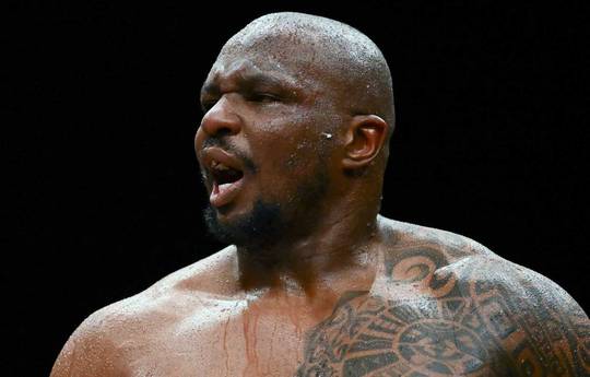 Менеджер Уайта оголосив про відмову від бою з Околі