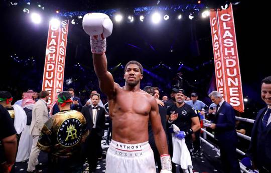 Joshua shows middle finger to Fury's fans (video)