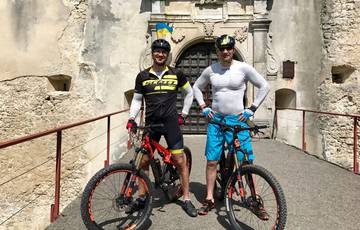 Klitschko brothers roll on bicycles in the Carpathians