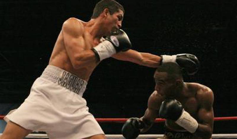 Роберто Васкес (справа) уклоняется  от удара Хосе Агуирре (слева) во втором раунде