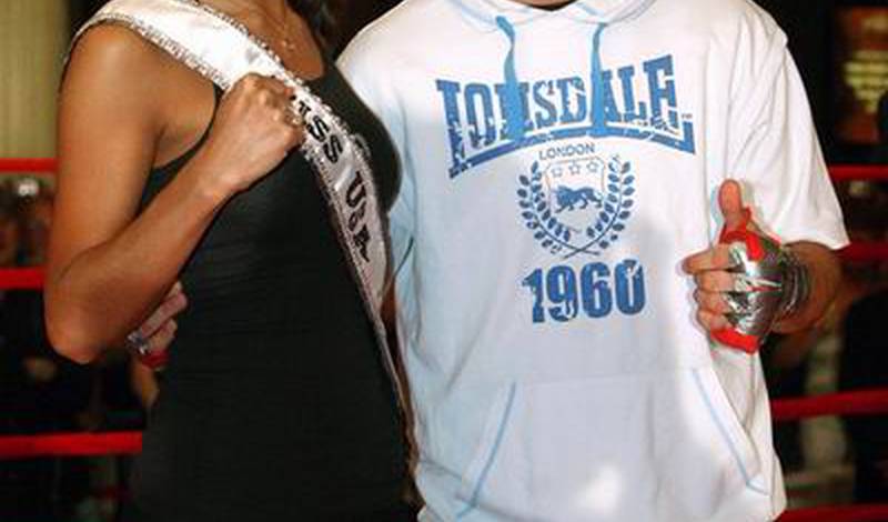 Мисс США 2007 и Джо Калзаге перед отрытой тренировкой в Лас-Вегасе