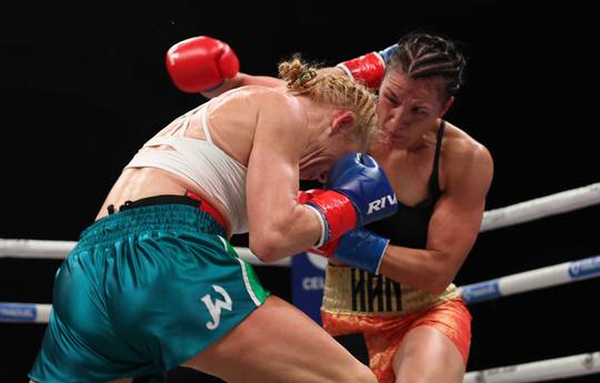 Хан победила Холм техническим решением