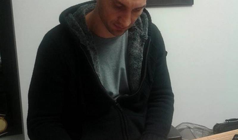 Владимир Кличко подписывает контракт на поединок с Алексом Леапаи