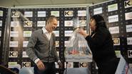 Исполнительный директор "K2 Promotions" вручает Федченко подарок ко Дню Рождения