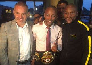 Mayweather signs Peruvian Zambrano