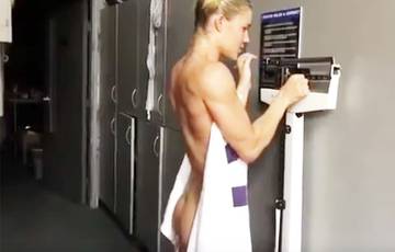 Felice Herrig drops towel at personal naked weigh-in (video)