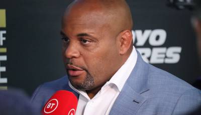 Cormier named the favorite of the third fight between Edwards and Usman