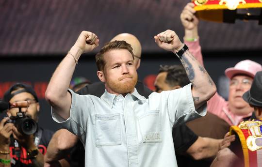 Canelo apostó medio millón de dólares por la victoria de Usyk
