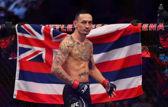 Holloway doesn't mind to fight Mayweather