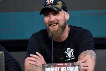 Helenius comenta a derrota precoce com Joshua: "Foi um grande golpe