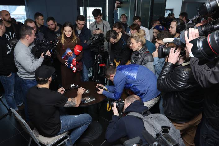 Усик встретился с журналистами накануне вылета в Ригу (фото)
