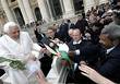 Папа Бенедикт XVI получает в подарок от Дона Кинга сувенир в виде чемпионского пояса
