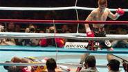 Хозуми Хасегава отправляет Виирафола Сахапрома на пол в девятом раунде