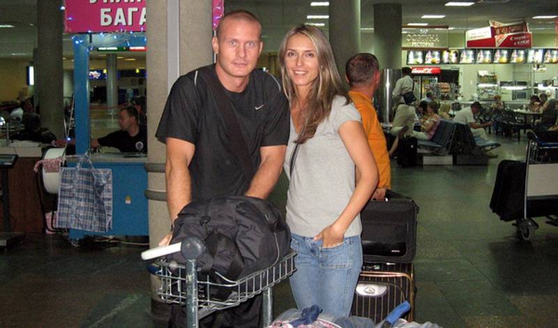 Вячеслав Узелков со своей супругой перед вылетом в США