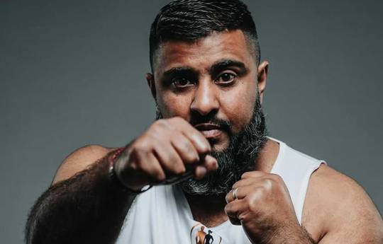 What time is Mohammad Kubba vs Mohammad Azar Nazir tonight? Ringwalks, schedule, streaming links