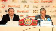 Макс Бурсак со своим тренером Сергеем Гордиенко на пресс-конференции в Киеве