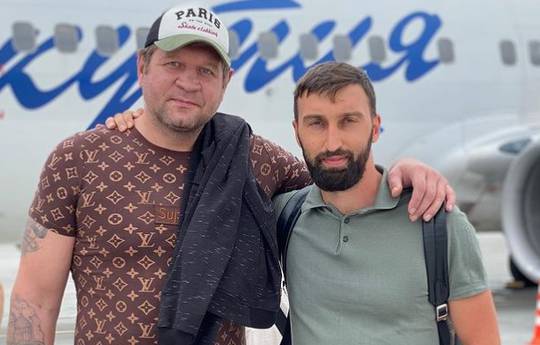 Емельяненко вылетел в Москву подписывать контракт на бой