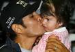 Марко Антонио Баррера целует свою дочь Ксимевию