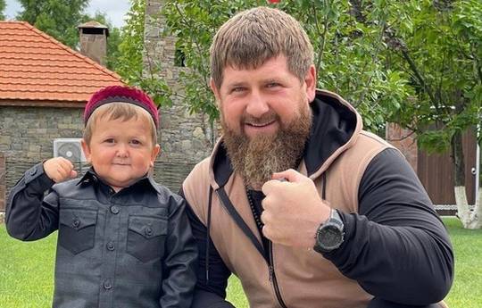 Кадыров подарил Хасбику «Мерседес» стоимостью более 6 млн (фото)