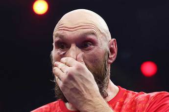 Tyson Fury verlaat onmiddellijk de ring om een interview te vermijden na zijn tweede nederlaag tegen Oleksandr Usyk