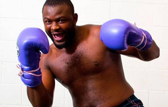 Martin Bakole vise un affrontement avec la star montante des poids lourds : "Il n'est pas prêt pour moi"