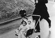 Мухаммед Али во время пробежки со своими дочерьми. Декабрь 1971 - Али готовился к поединку против немецкого боксера Юргена Блина