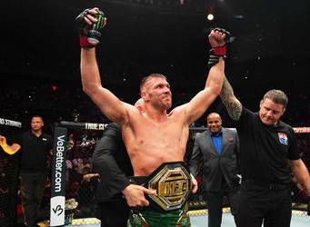 UFC 312: Du Plessis vence a Strickland y otros resultados del torneo