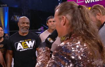 Mike Tyson 'fights' at the wrestling event (video)