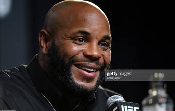 Cormier: Jones doesn't knock out anyone in the heavyweights